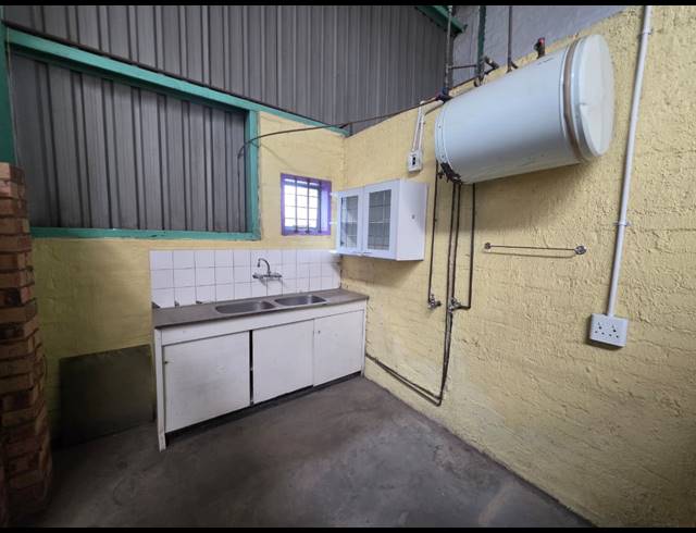 275M² WAREHOUSE TO LET IN STORMILL